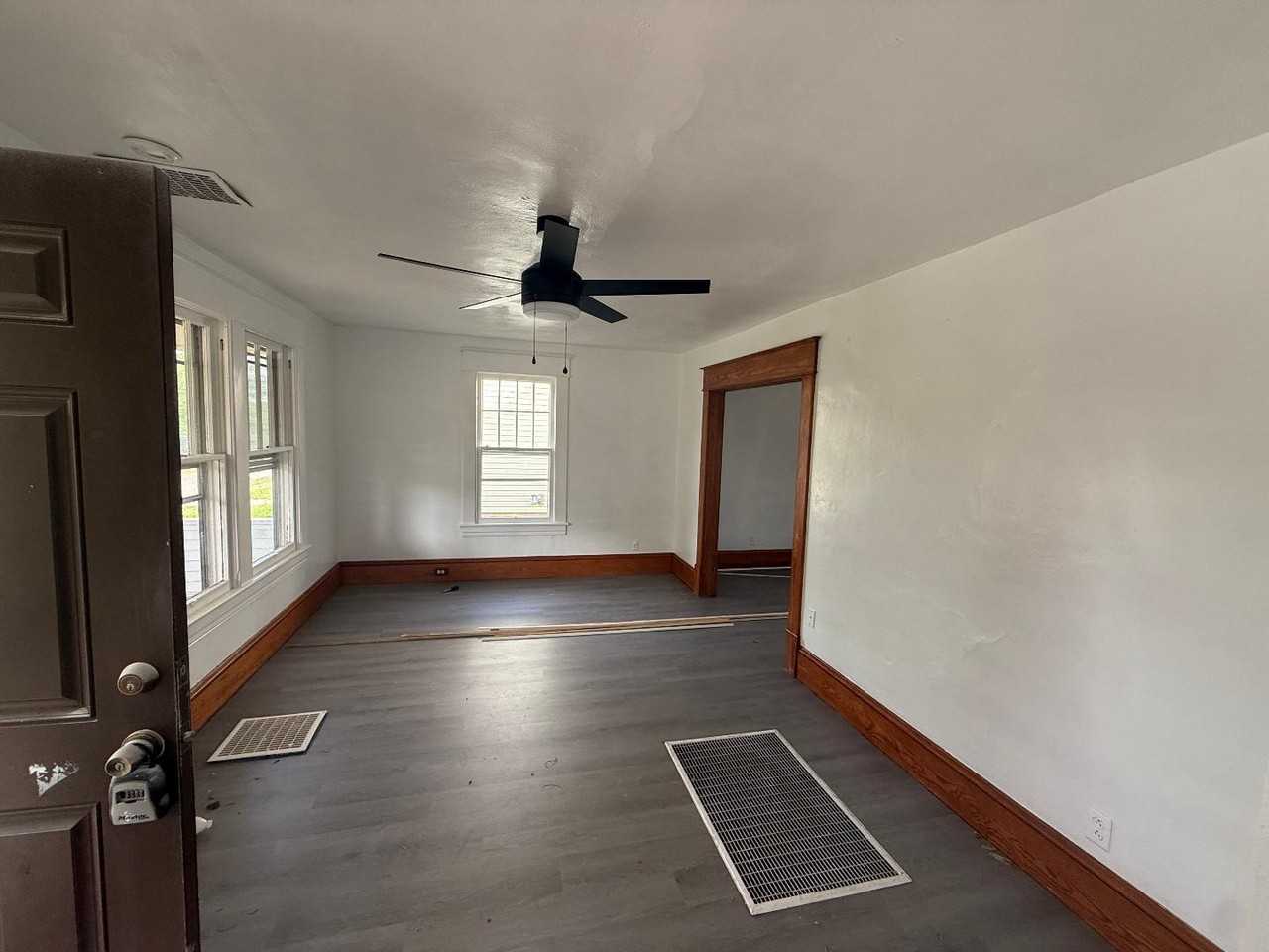 1119 Morehead Ave Se - Photo 2 of 20