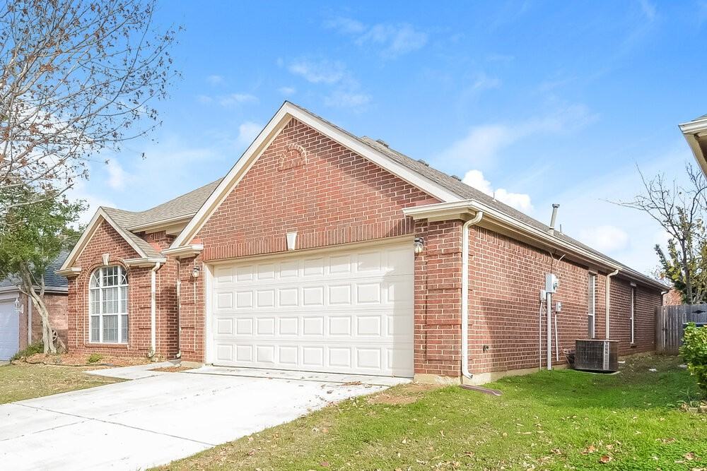 802 Lake Bridge Dr - Photo 3 of 16