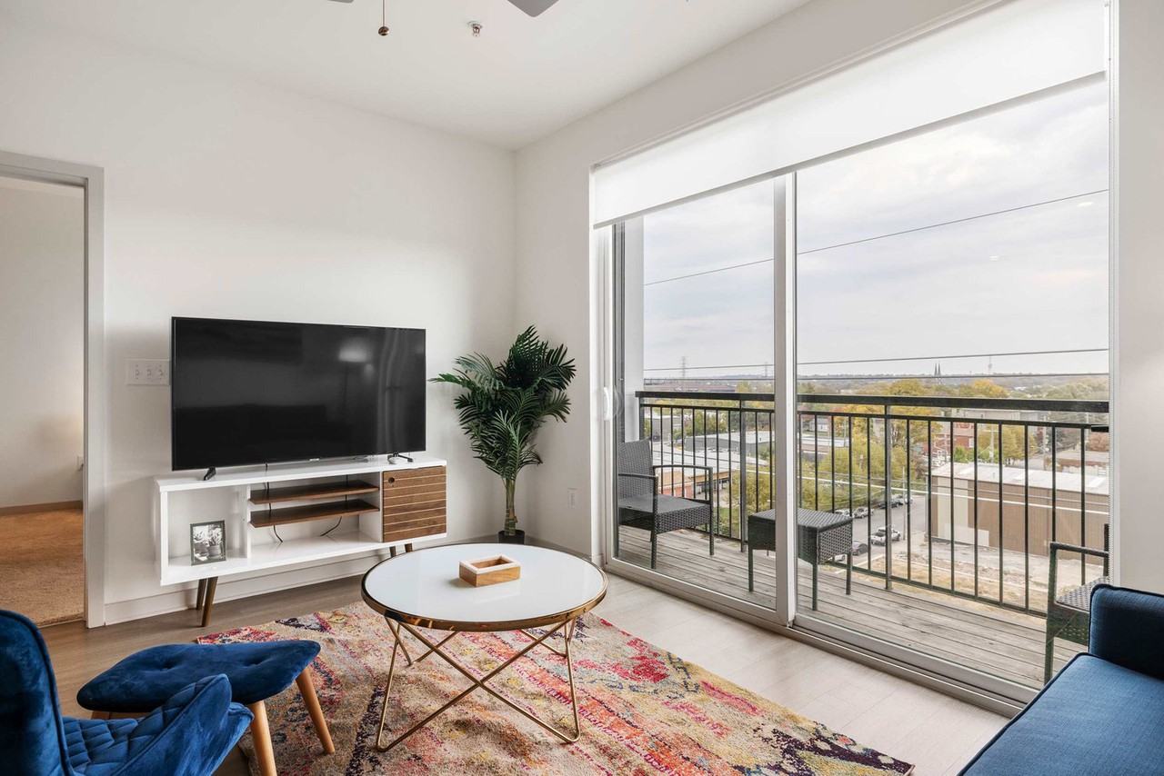 633 East Main Street - Photo 2 of 36