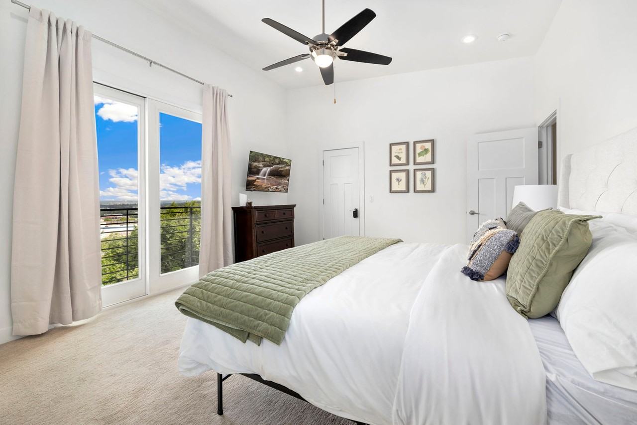 313 E Noble Ln #1221817P - Photo 4 of 21