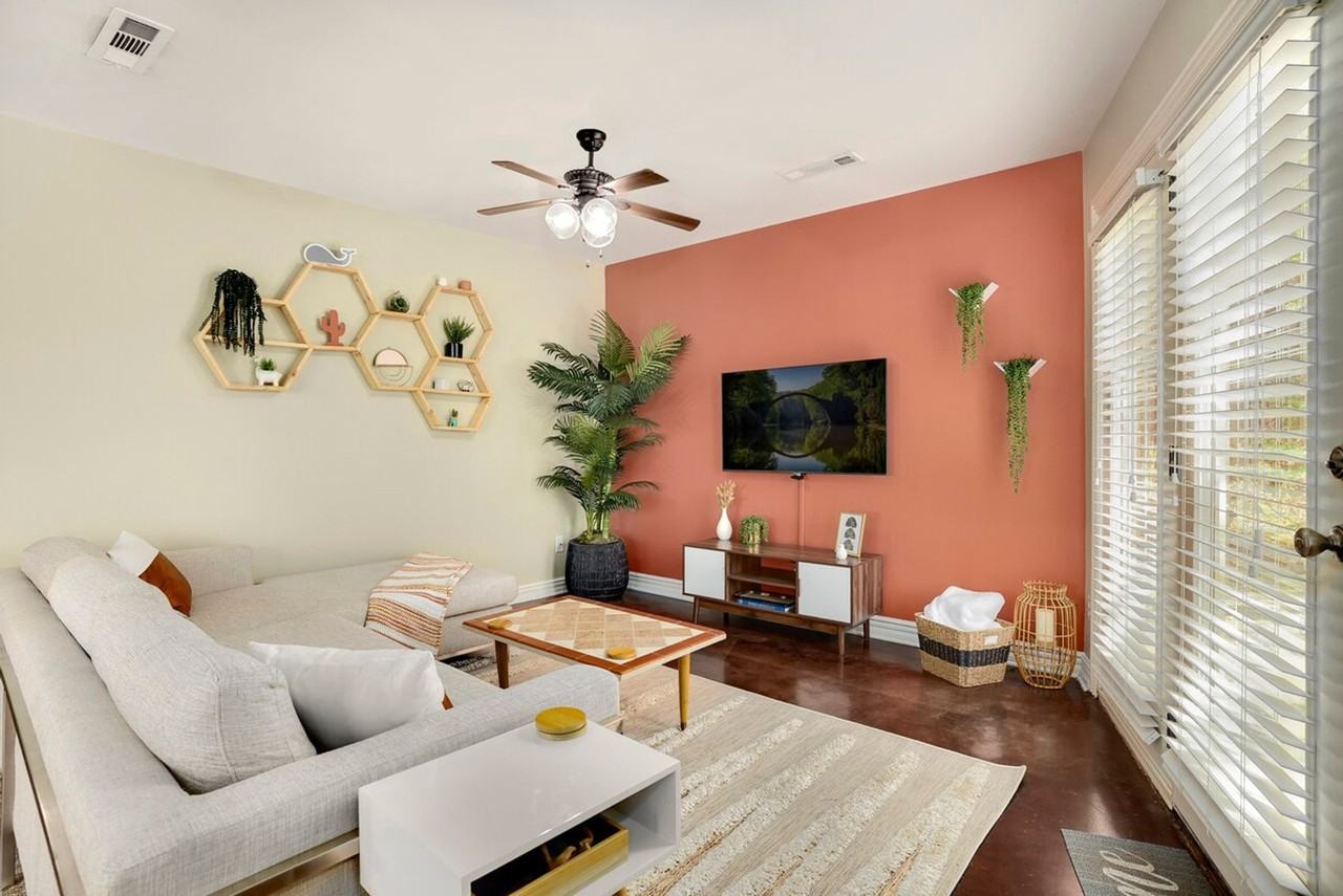 431 W Patricia Ln #1221820P - Photo 3 of 42