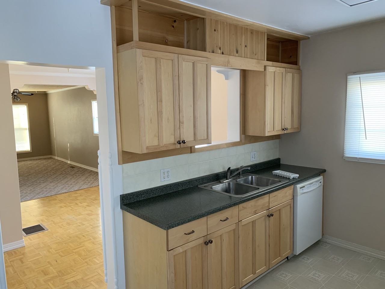 228 Aspen Ave Se - Photo 3 of 17