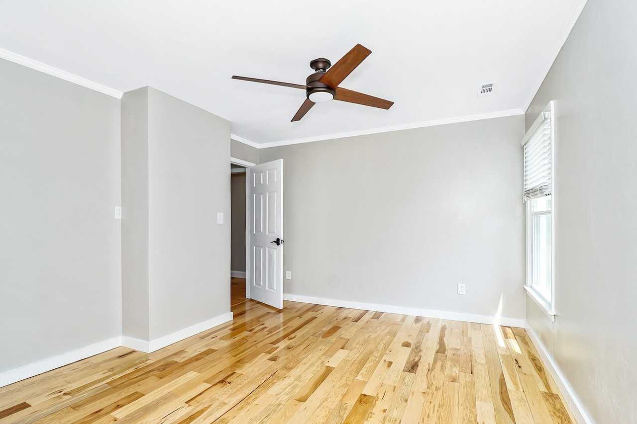 2129 Agecroft Rd - Photo 3 of 34