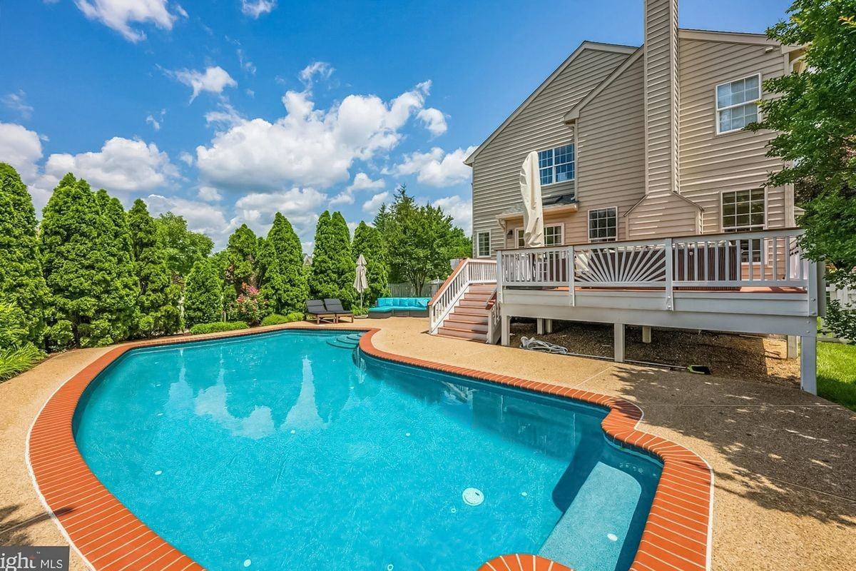 20195 Hidden Creek Ct - Photo 2 of 31