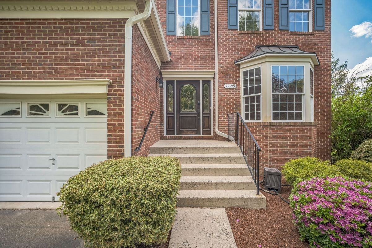 20195 Hidden Creek Ct - Photo 3 of 31