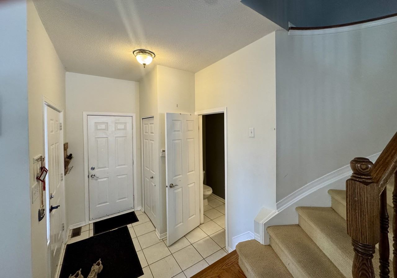 480 Lawler Crescent - Photo 3 of 16