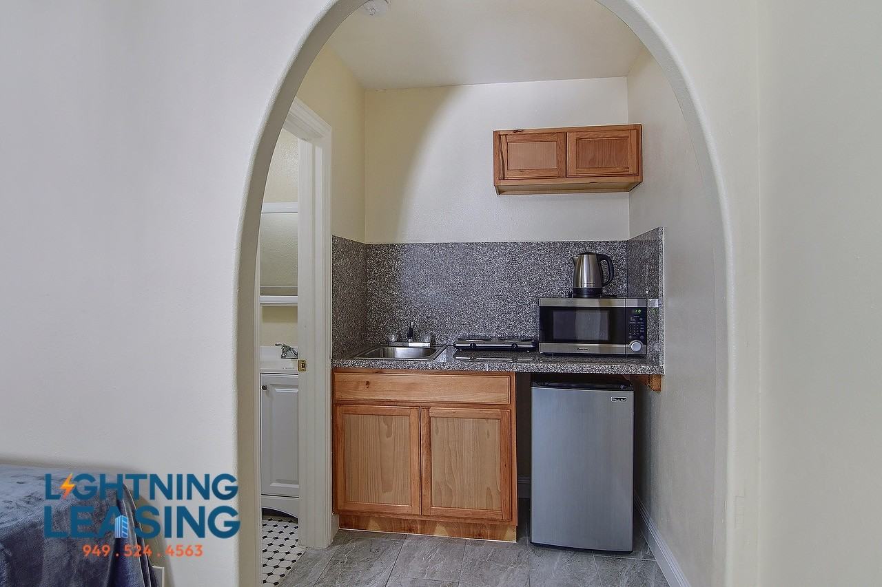 4907 W Adams Blvd #8C - Photo 2 of 14