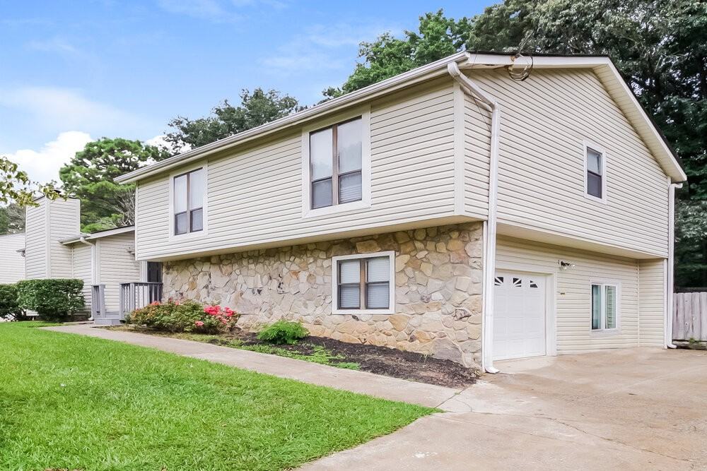 2360 Ambassador Dr - Photo 4 of 17