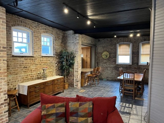 415 1/2 N Gilbert St - Photo 2 of 14