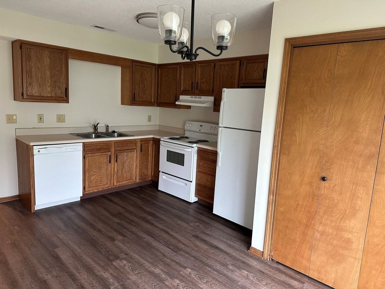 Pointe Center -TAZIAN PROP - Photo 3 of 7