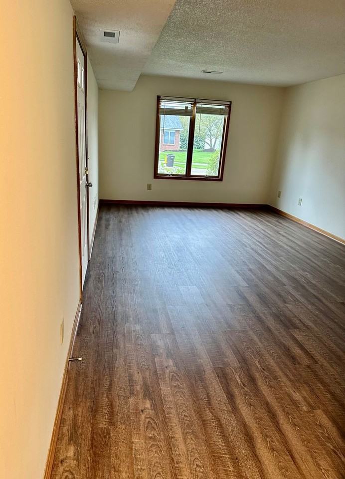 Pointe Center -TAZIAN PROP - Photo 4 of 7