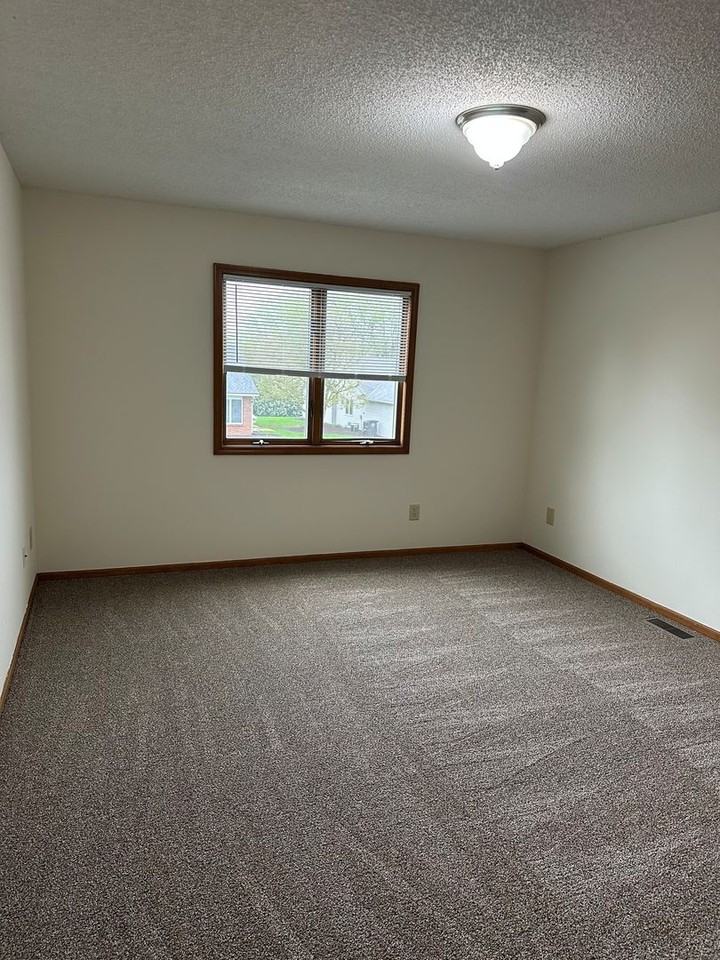 Pointe Center -TAZIAN PROP - Photo 5 of 7