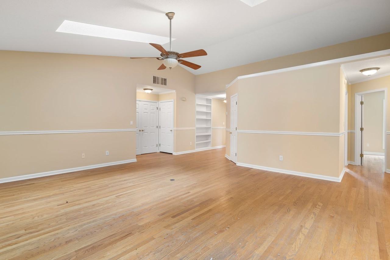 302 Springfield Ct - Photo 3 of 20