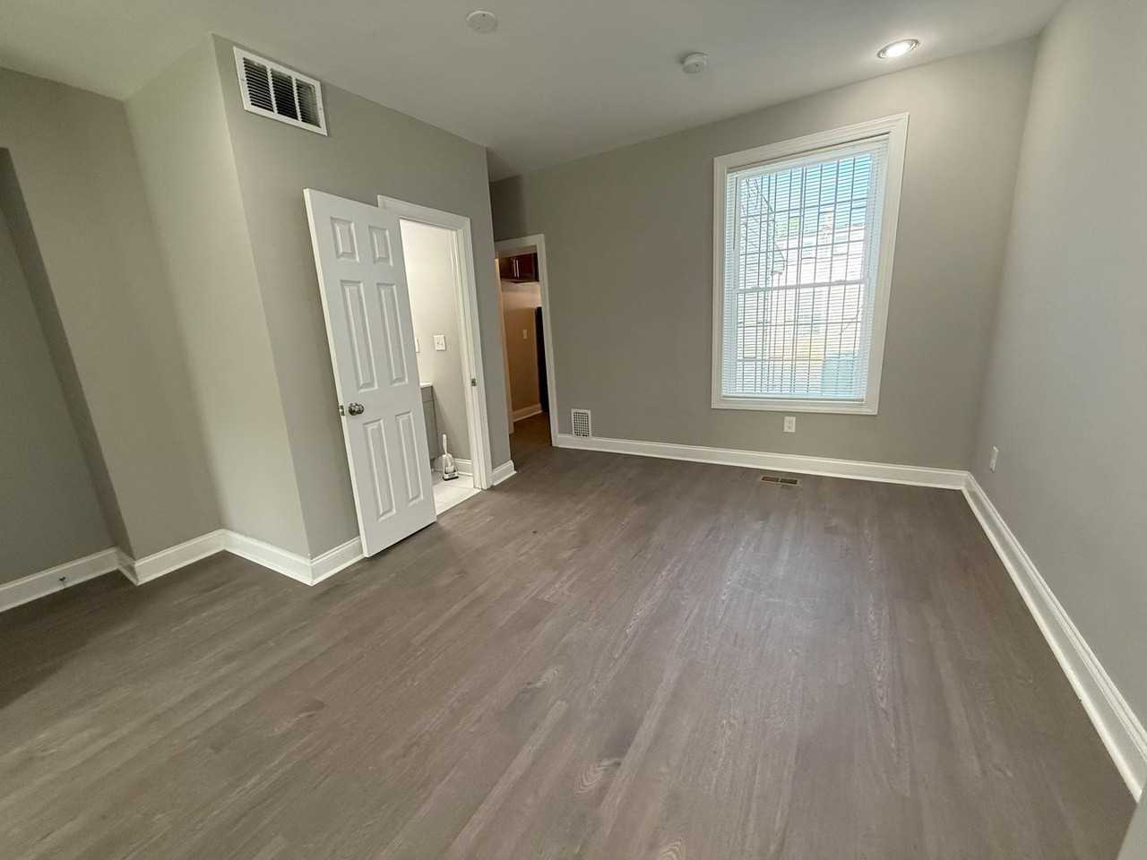 422 N East Ave - Photo 4 of 17
