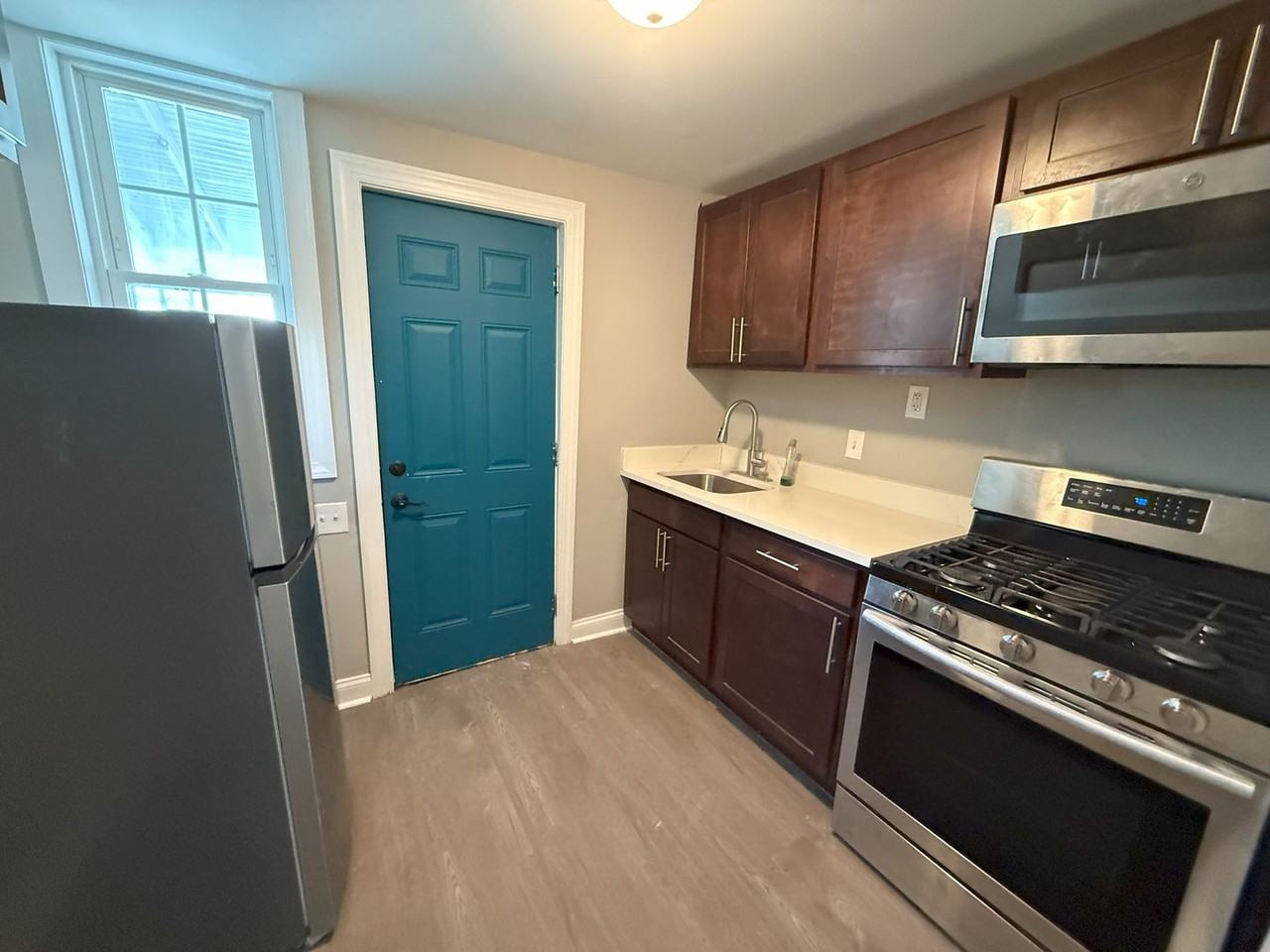 422 N East Ave - Photo 6 of 17