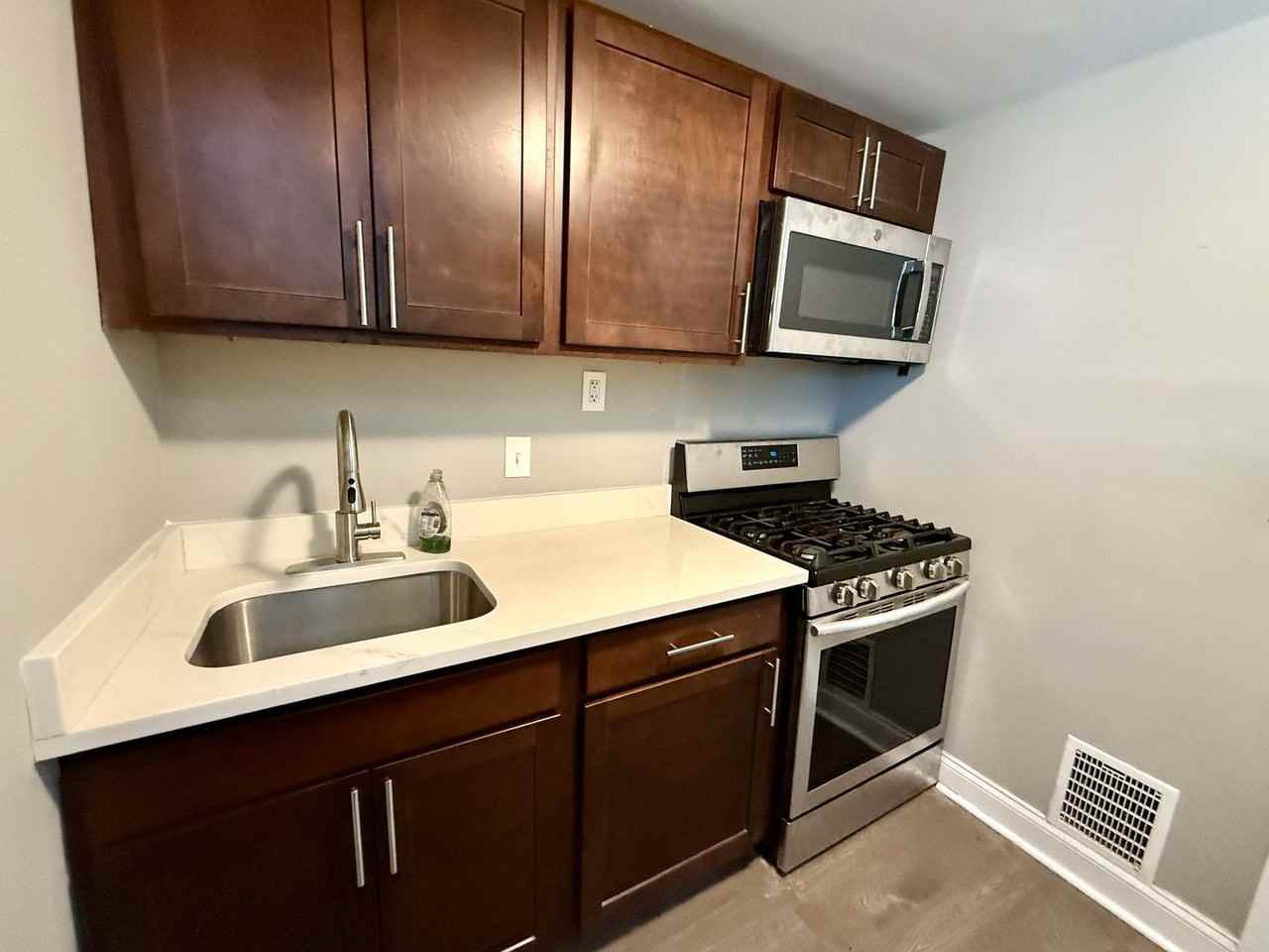 422 N East Ave - Photo 7 of 17