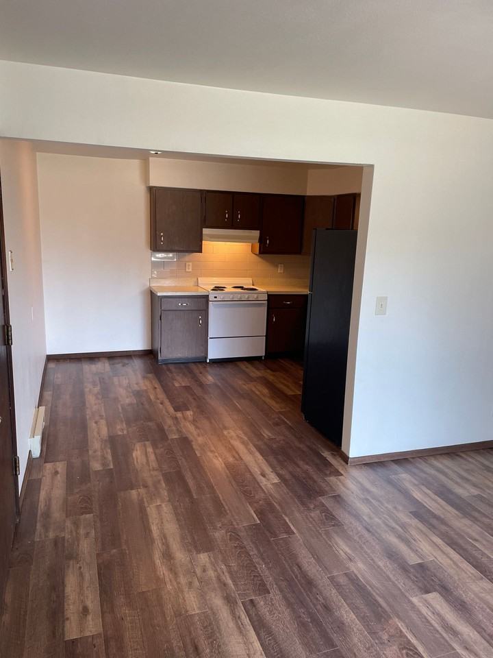 Immaculate Updated 1 and 2 Bedrooms with 1 Bath - Photo 3 of 20