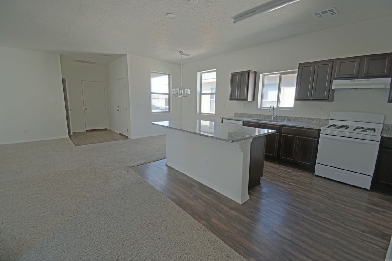 6303 Gannett Dr Ne - Photo 3 of 12