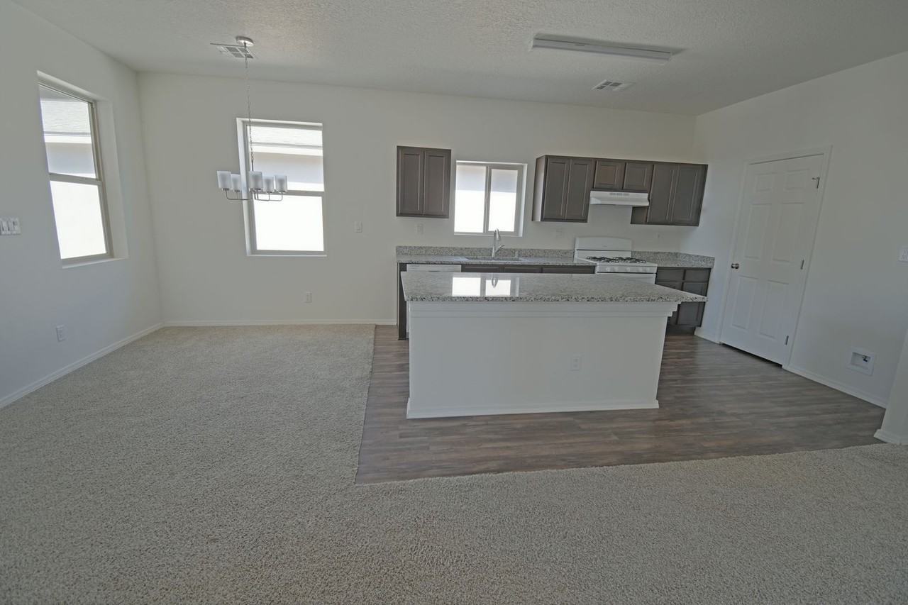 6303 Gannett Dr Ne - Photo 4 of 12