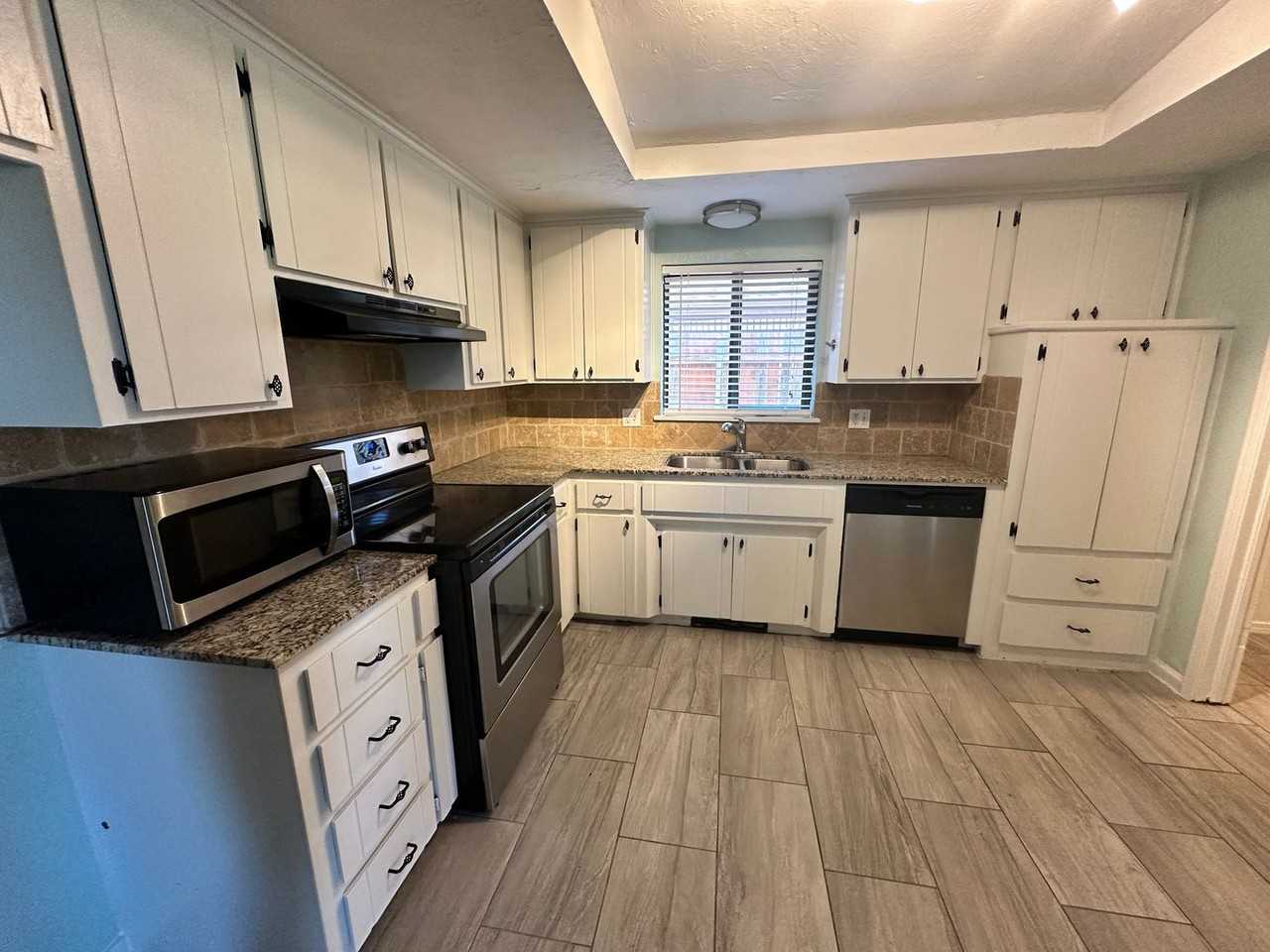 11004 Northwest 115th Street - Photo 4 of 26