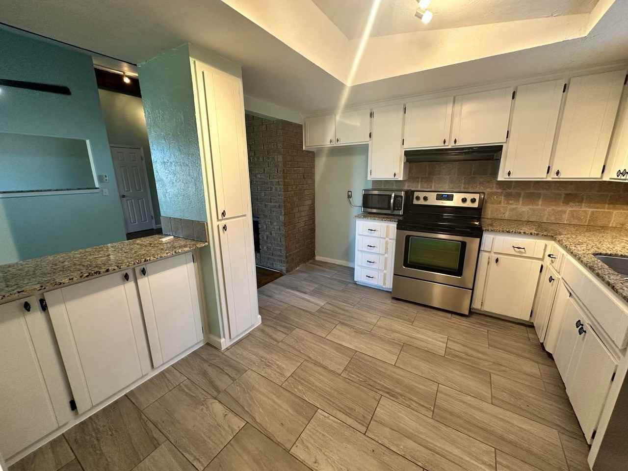 11004 Northwest 115th Street - Photo 5 of 26