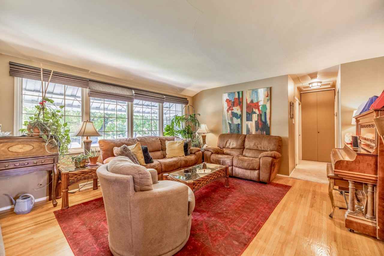 2625 Assiniboine Crescent - Photo 3 of 24