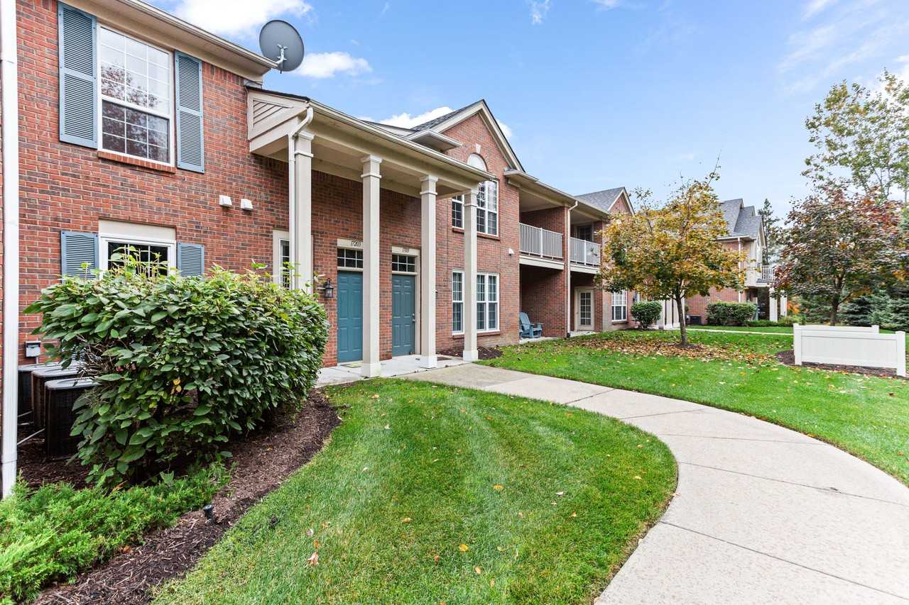 17203 Chesapeake Cir - Photo 2 of 36