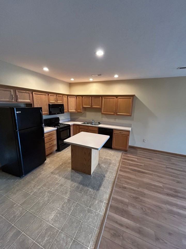 1011 Laurel Tree Ct - Photo 2 of 12