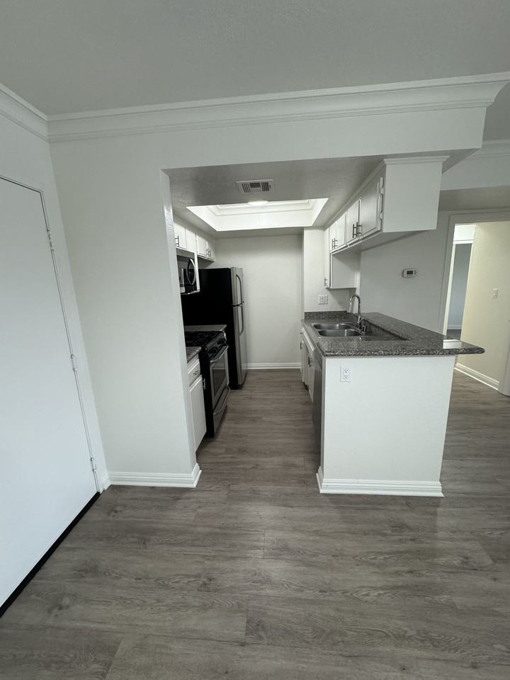 15009 Moorpark St #209 - Photo 2 of 10