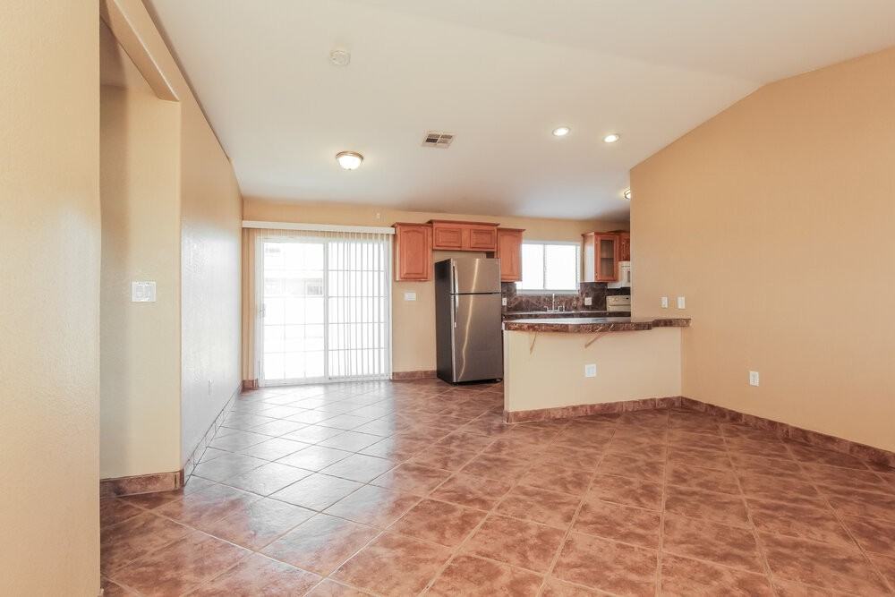 305 E Gardenia Dr - Photo 3 of 16