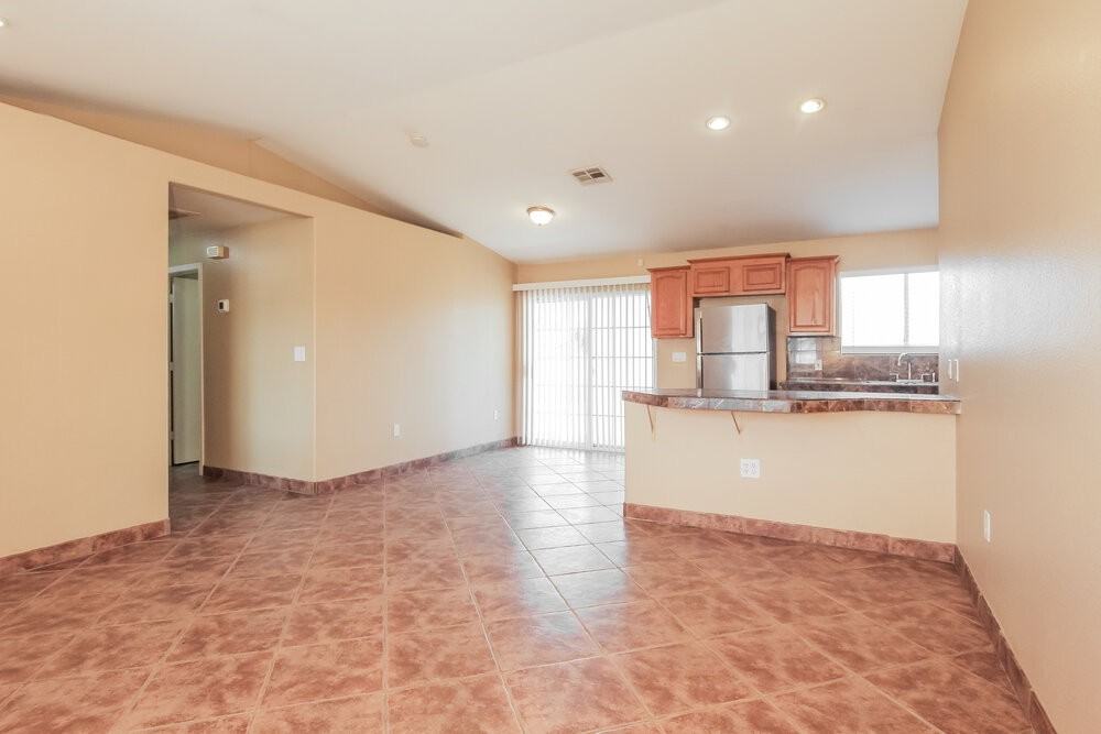 305 E Gardenia Dr - Photo 4 of 16