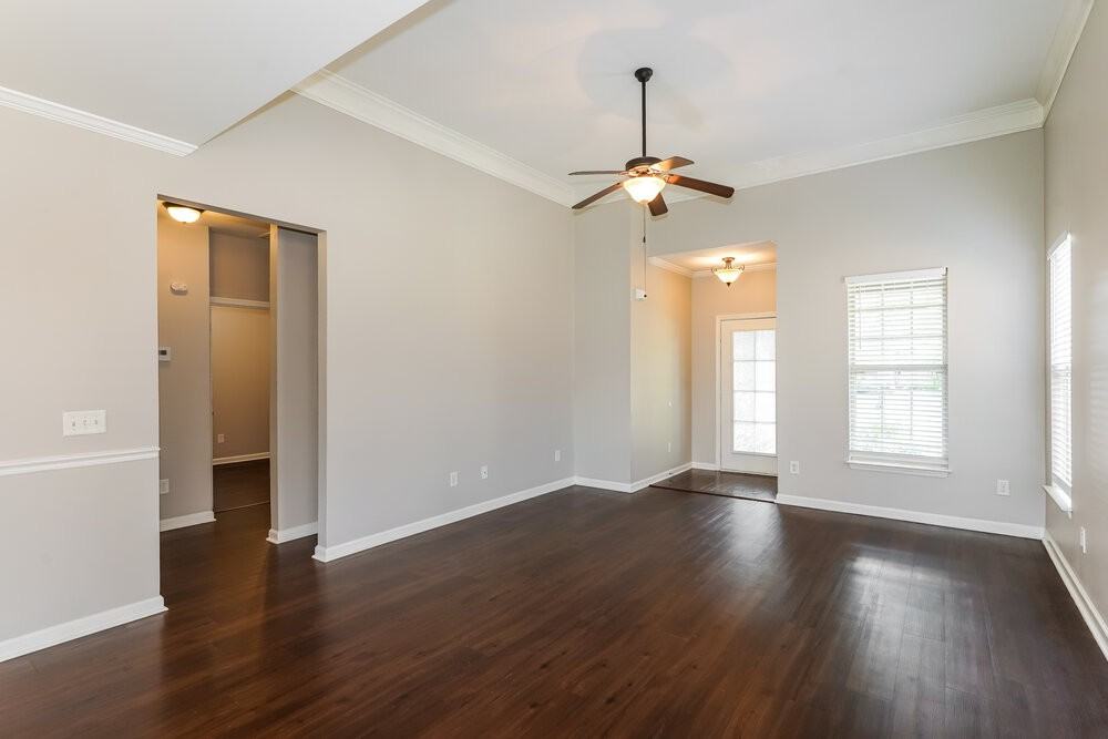 102 England Pl - Photo 4 of 16