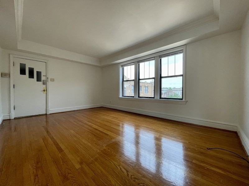 6240 Southwood Ave - Photo 4 of 15