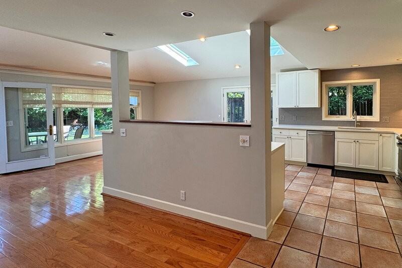10632 Ne 47th Pl - Photo 7 of 49