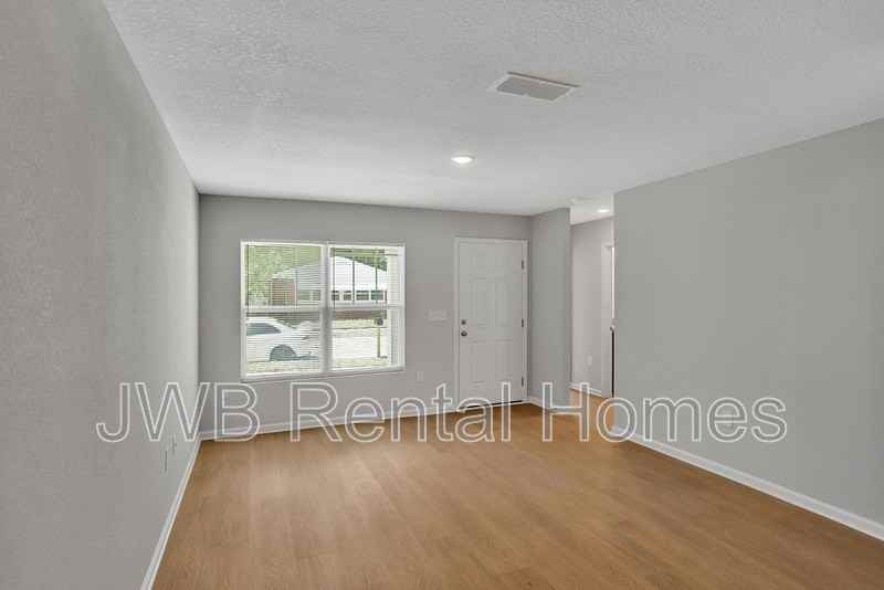 2117 Moncrief Rd - Photo 5 of 15
