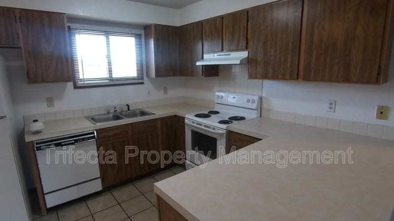 4953 Basswood Dr - Photo 4 of 12