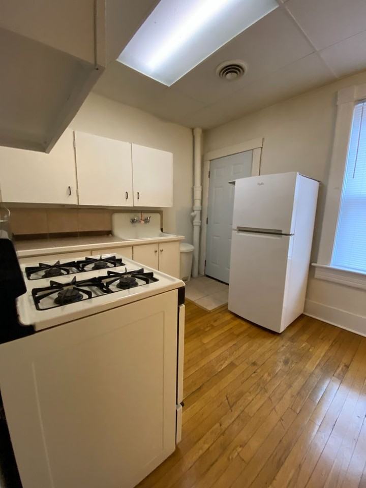 1639 Prospect St #10 - Photo 6 of 8