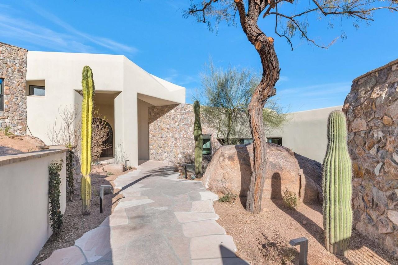 5810 E Cholla Ln - Photo 4 of 40