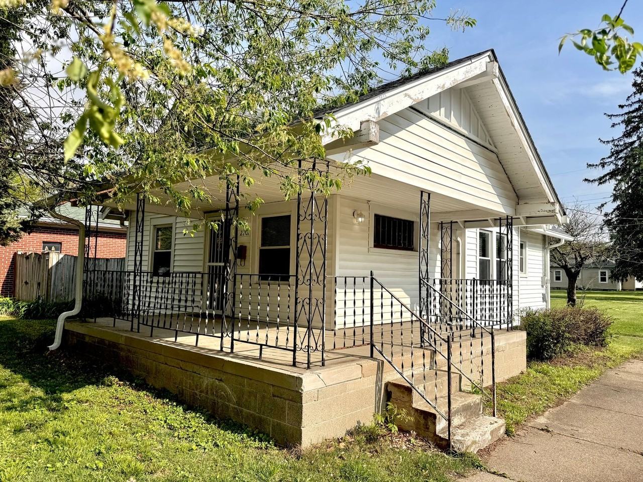 2201 College Ave - Photo 2 of 18
