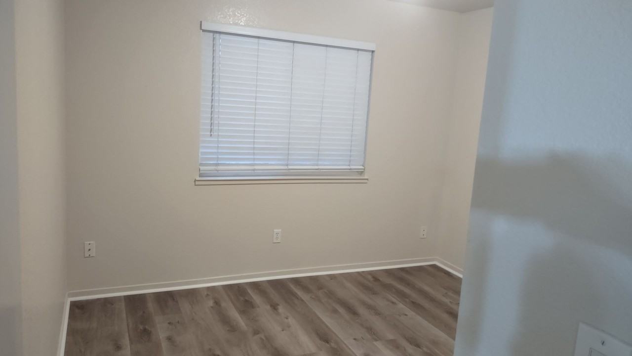 212 Ash St - Photo 4 of 6