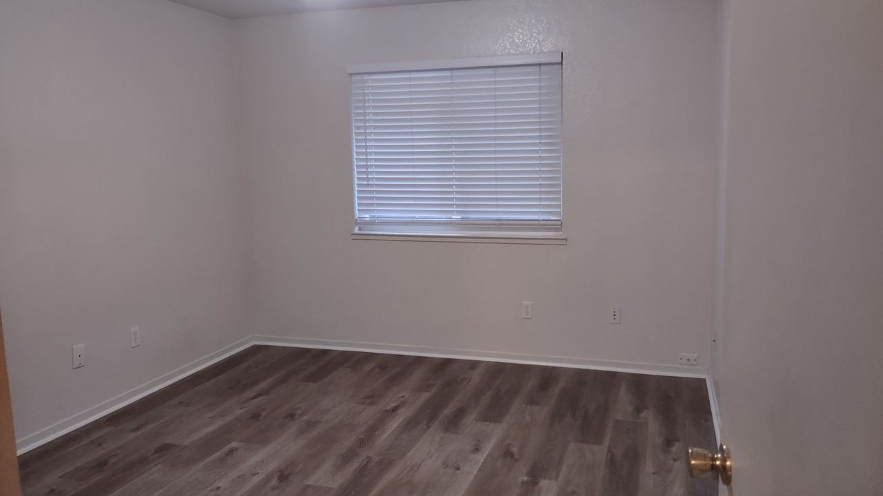 212 Ash St - Photo 5 of 6