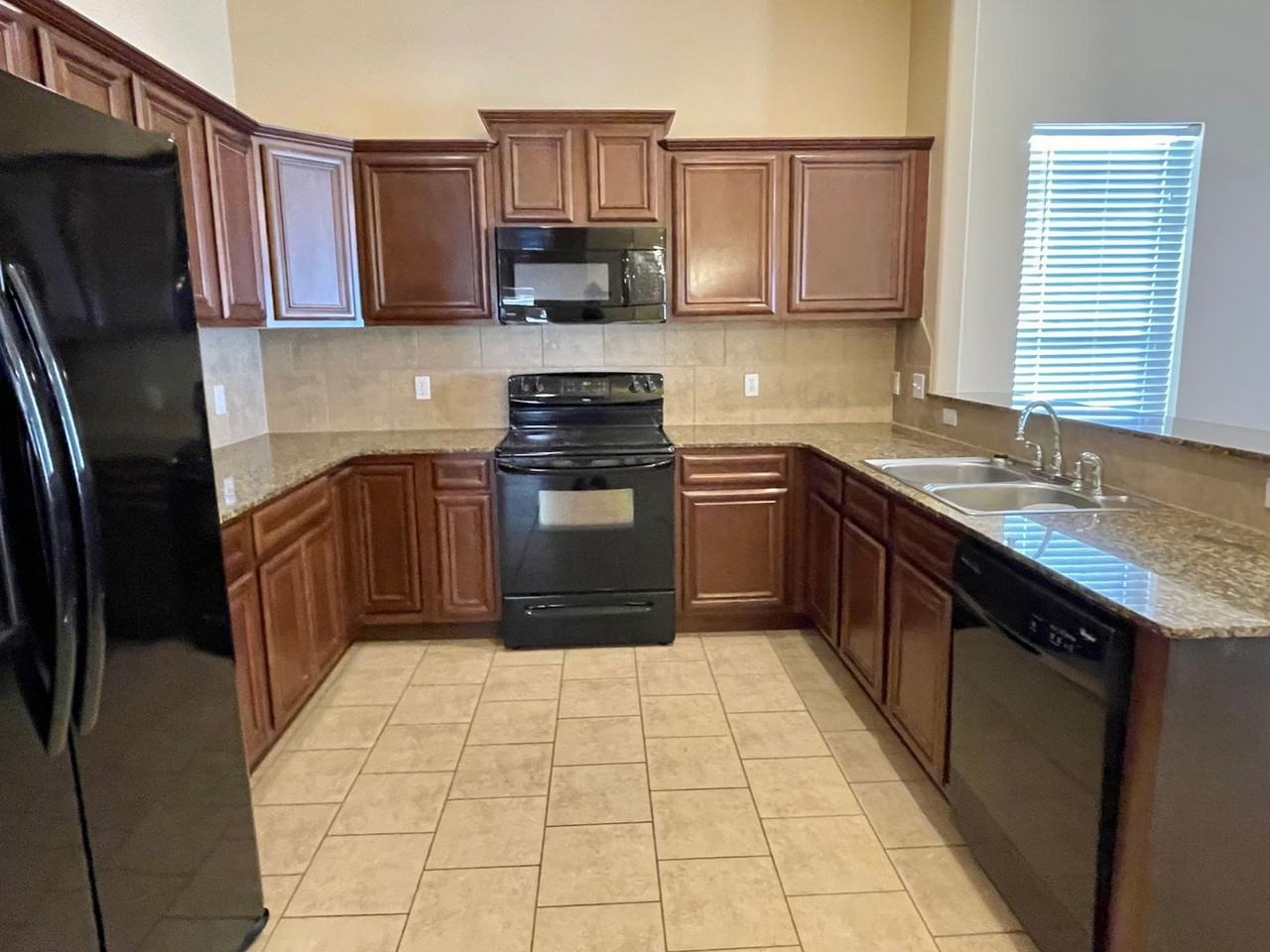 17605 Pond Walk Ct - Photo 5 of 18
