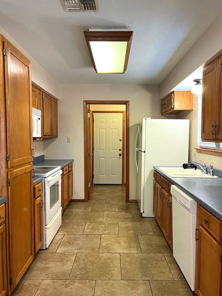 917 Seminole Drive - Photo 7 of 17