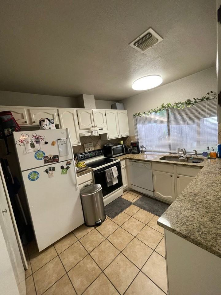 6850 Mountain Spring St - Photo 3 of 7