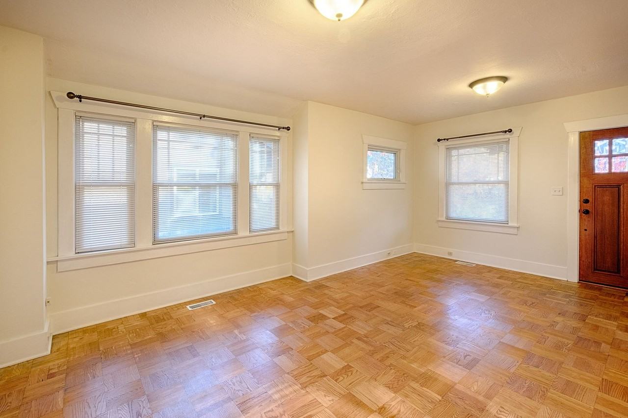 3417 42nd Ave Sw - Photo 4 of 23