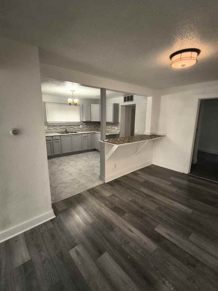 1127 Montrose Ave - Photo 2 of 9