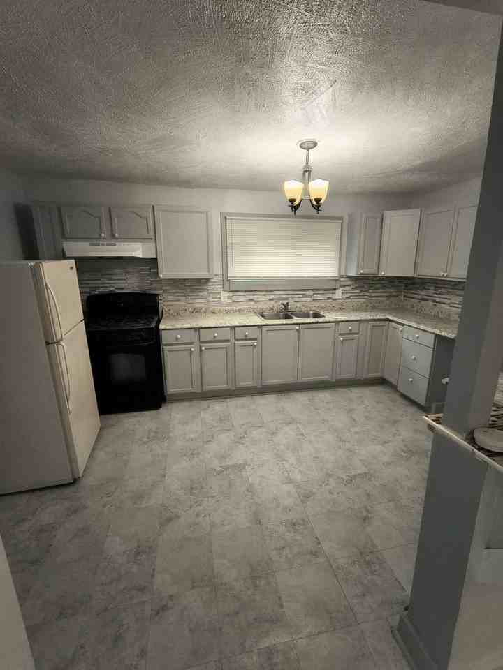 1127 Montrose Ave - Photo 3 of 9