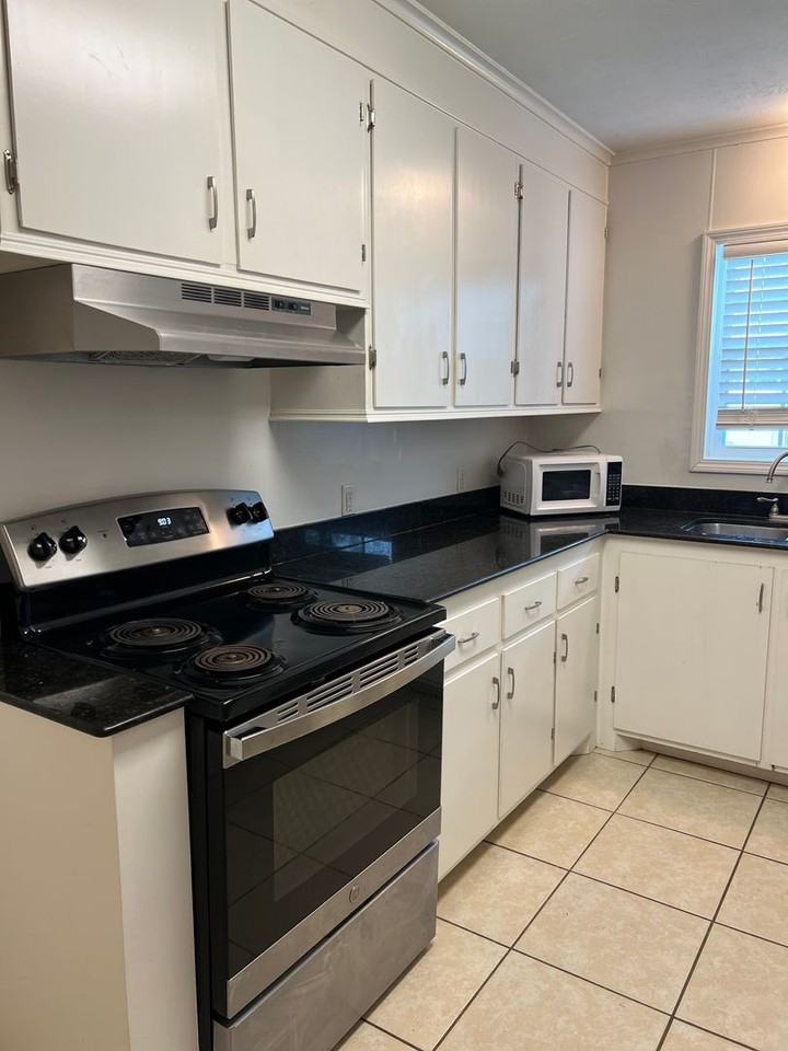 525 Farquhar St - Photo 4 of 22