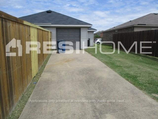 9804 Crocker Dr - Photo 2 of 16
