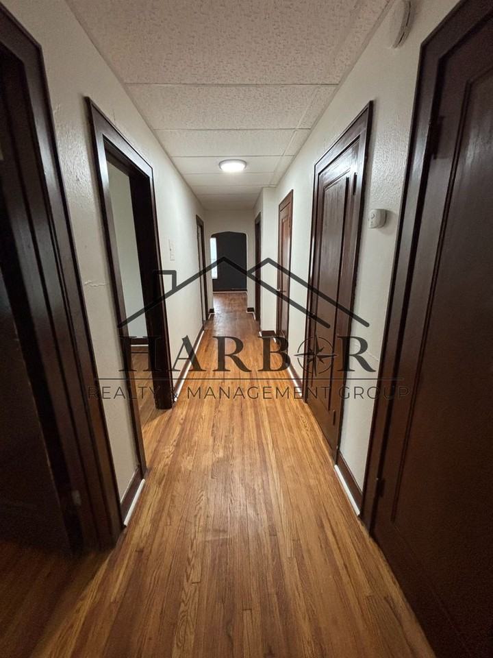 1215 Saint John Ave - Photo 2 of 13